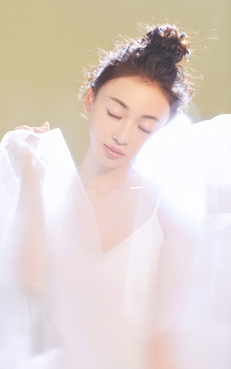 Dance beauty star Wu Jinyan halter skirt breast body art photo(2)
